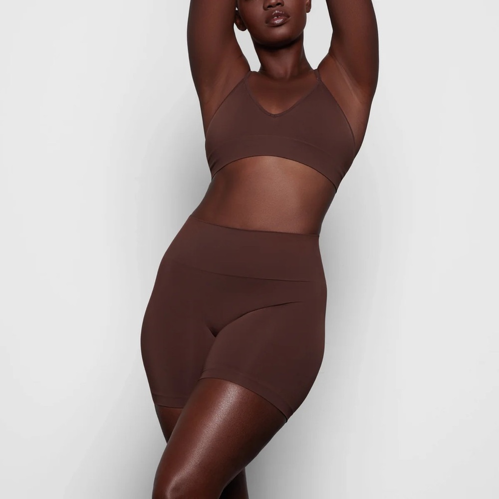 SKIMS SOFT SMOOTHING SEAMLESS SHORT COCOA SMALL